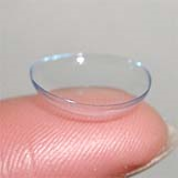 Contact lens that provides hydration to the eye