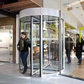 Revolving door which saves energy with each passing person