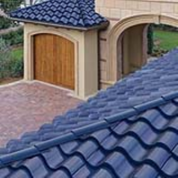 Photovoltaic roofing product designed to blend in with curved roof tiles