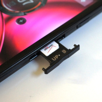 Motorola's unique space saving volume-rocker-sim-card-tray