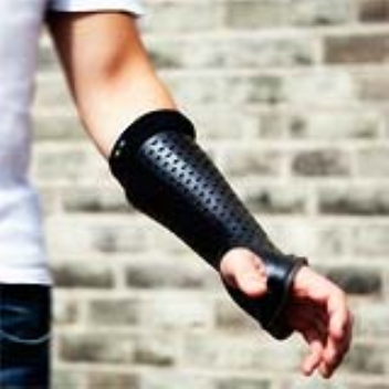 Orthopedic cast that uses embedded sensors to monitor muscle-activity