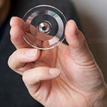 Lens that simultaneously takes pictures of an object from nine angles, images which are then combined to make a 3-D one